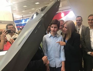 Η Φ.Γεννηματά στη ΔΕΘ και η φωτογραφία με το… F-35